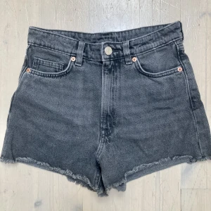 Jeansshorts Monki gråsvarta - Gråsvarta jeansshorts i fint skick. Andra bilden är bäst i vilken färg de är. Storlek 25, 160.