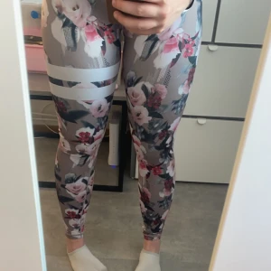 Blom stronger - Blommiga stronger tränings tights som är sköna att röra sig i och bra skick💕