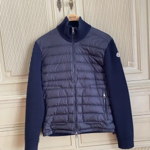 Moncler cardigan - Säljer nu min moncler cardigan då jag inte använder den längre. Det är den nyaste kollektionen och är givetvis äkta Cond 9/10, storlek M Nypris 8499 Mitt pris 4600, priset kan diskuteras 