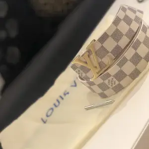 Säljer ett riktigt snyggt Lv bälte, köpt för3500kr. Nypris 5300kr. Typen är ”Initials reversible belt” och insidan har väldigt små fläckar vilket inte  syns när man har på sig den, men därav priset.😊hör av dig om du har frågor.