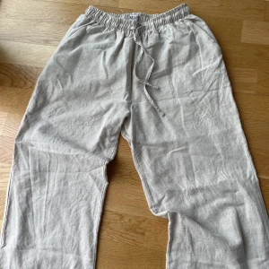 Ett par beiga linnebyxor 🫶🏻 - Beiga linnebyxor från madlady i bra skick. Köptes på Plick men passade inte i längden 💕pris kan diskuteras 🩷