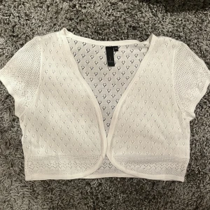 vit croppad kofta 🤍 - vit kortärmad croppad kofta som är perfekt inför sommaren.☀️ består av hål i form av mönster.🌸 för liten för mig så har tyvärr ingen bild med den på. 
