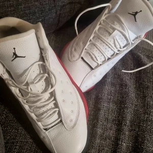 Air Jordan 13 retro - Säljer åt grannen ett par air jordans storlek 42. Använda 3 gånger bara :)