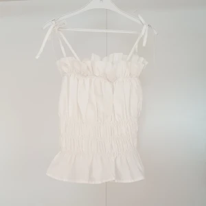 Sommartopp från gina  - Hej jag säljer en jättesöt sommartopp från gina tricot. Har andvänts få gånger och är i jätte bra skick. Köpt för runt 299kr men säljer för billigare. Ni kan även buda på plagget. Köpare står för frakt❤❤