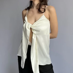 Djerf topp - Säljer denna super fina topp från djerf avenue! Använt Max 2 gånger.  Köpt för 1000 kr! Behöver sälja då det är fel storlek🌷 XXL men den passar nog M-XXL ganska perfekt då man kan knyta den! Skriv privat om fler bilder. Snabb affär 550!