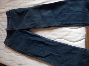 Jeans - Marinblå jeans. Knapp saknas. Strl 42 men små i storlek, skulle passa strl 40. 