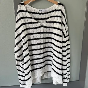 Stickad tröja Zara S - Säljer denna stickade tröja från zara, nästan helt oanvänd 💕💕 