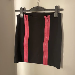 Kjol/topp - Kjol/topp det är egentligen en kjol i storlek XS men jag brukar ha den som en topp och då är de mer som en M/38