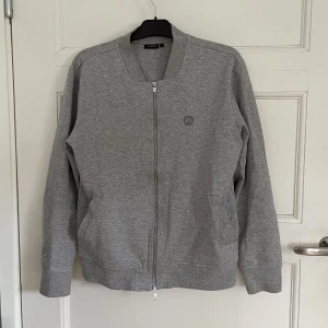 J.Lindeberg Tröja - Säljer nu min nästintill oanvända J.Lindeberg tröja som passar mig precis, 188 cm lång. Priset är inte hugget i sten så prisförslag accepteras! 