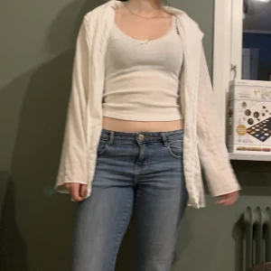 Sommar skjorta  - En vit sommar skjorta med knappar på  Tjejen på bilden är 160 cm, xs-s  Väldigt bra och ha på sommar förs tt dne är tunn och torkar snabbt vid kontakt med vatten 