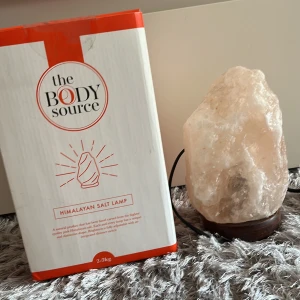 Himalayan salt lampa - Säljer för att den bara har legat i rummet. Fint ljus och är ej sönder. Kommer med 2 lampor (en sitter i) använder sladd med eluttag för att sätta på ljudet. Har även en platt sida (bild 3) klicka på köp om du vill ha. Kontakta om du har frågor!