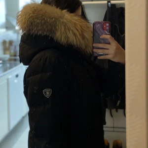 Rock and blue sparrow vinter jacka  - Äkta päls! Använd en termin. Skicket är som ny. Skriv privat för fler och bättre bilder. Det tillkommer en RaB galge till den också. Kvitto finns. Säljs då den har blivit för stor på mig. Mycket väl omhändertagen! 