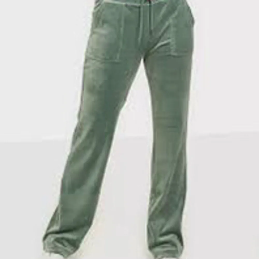 (Lånade bilder) Säljer mina gröna juicy byxor pga att de inte kommer till användning längre då jag har två andra färger. Storlek S men passar M också. Perfekt längd för mig som är 165.  Nypris: 1100kr. Jeans & Byxor.
