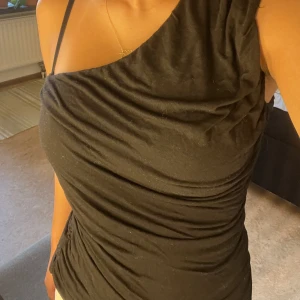 Topp - Hej säljer denna jätte fina topp som är förstora för mig💕 den är i storlek M från hm❤️ jätte mjukt material💓