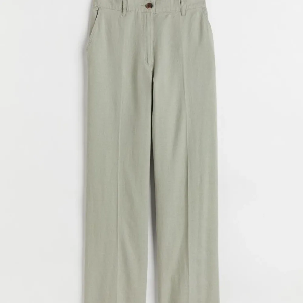 Ljus gröna linne byxor från H&M i storlek 36. Knappen är lite trasig (de sista bilden) men det går fortfarande att knäppa som vanligt 🤍. Farkut & Housut.