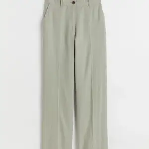 Ljus gröna linne byxor från H&M i storlek 36. Knappen är lite trasig (de sista bilden) men det går fortfarande att knäppa som vanligt 🤍