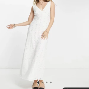 Klänning  - Så fin klänning som både funkar till fest men också till vardag. Den är helt ny med prislapp och allt kvar!!