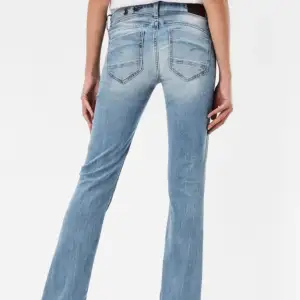 !KLICKA INTE PÅ ”KÖP DIREKT”!! Ett par lågmidjade bootcut G-Star Raw jeans i storlek 34/36. Säljer då de inte kommer till användning. De är low waist och bootcut och har inga skador/smuts fläckar 