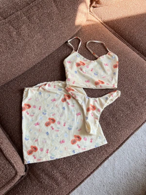 Djerf Avenue Fruit Print Bikini S - Storlek S i alla delar. Aldrig använt, endast testat. Nypris för alla delar 1597kr. Frakt tillkommer
