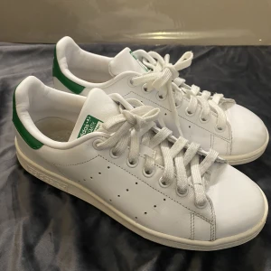 Adidas Stan Smith - Har creasat lite och små sprickor i färgen på fåtal ställen. Annars är de i bra skick och super snygga 🤩 Säljer då jag knappt använder dom längre 😕 nytvättade! 💖  Innermått är 24cm.  Skriv om ni vill ha fler bilder!💘 + frakt  TRYCK INTE PÅ KÖP DIREKT 