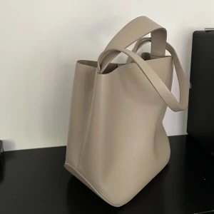Sanela bag - Gina tricot  - Säljer min sanela bag i den större modellen (finns ej längre i butik)  Väldigt fint skick, Använd fåtal gånger   