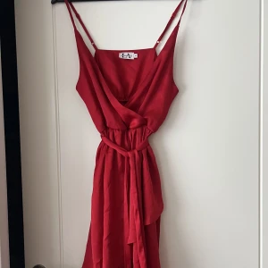 Linn Ahlborg X NA-KD Klänning - Superfin och elegant klänning från Linn Ahlborgs kollektion med NAKD