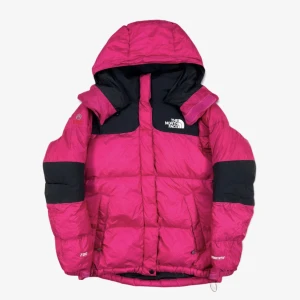 The north face  - Super snygg north face jacka, egna bilder fås vid intresse. Storlek m. Unik, finns inte många har köpt den från usa. 