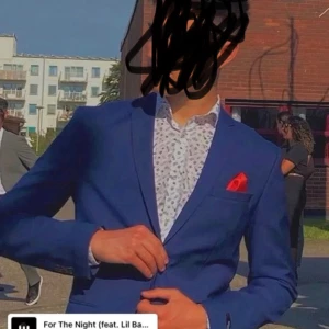 Kostym - En ny Jack and Jones kostym som är använd bara en gång på grund av jag har växt ifrån den. Köpte den för 3 500 kr.  Storlek: 46  Vi kan komma överens om ett pris. För mer info skriv bara till mig. 