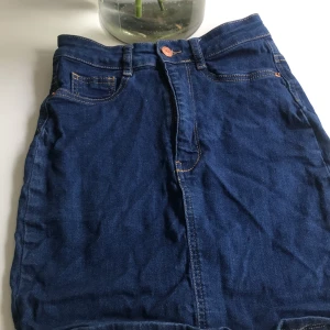 Jeanskjol gina  - En jeanskjol jag använda i somras men har vuxit ur. Är i fint skick och skön den passar storlek s/xs men säkert m för den ör väldigt strethig. Om fler frågor eller om diskutering om pris skriv 