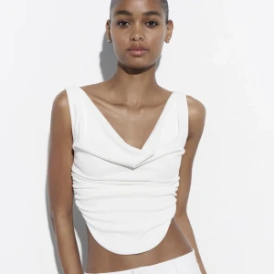 Zara Topp - Säljer denna topp från Zara, lappen är kvar då jag råkade beställa 2 i samma storlek så den är oanvänd och helt ny🫶🏼 Så fin nu till sommaren💗💗