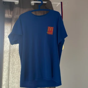 Travis scott McDonalds  - Travis scott McDonalds action figure III t shorts blue Storlek M Bra skick pris kan diskuteras 