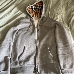 Burberry Zip Hoodie - Tjenare säljer min Burberry Hoodie nu efter att den blivit lite liten på mig. Den är sparsamt använd i 8/10. Har tyvärr inga kvitton eller påsar. Storleken är och passar som M.