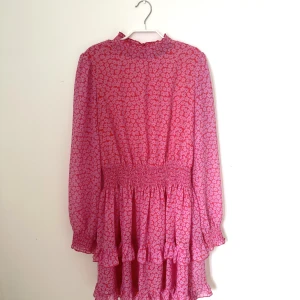 Vacker sommarklänning - Vacker rosa klänning från Bikbok. Nyskick i storlek M. Vacker som sommarklänning eller till fest. Lite i stil med Stine Goya och Ganni. 