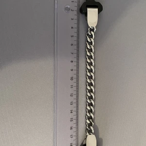 1017 alyx 9cm armband svart - priset kan diksuteras. silver färg alyx armband. är i jättebra skick, köpte den 2-3 månader sen, säljer för att har flera andra armbandar, 20 cm lång, onesize passar alla. om ni har några frågor eller vill ha mer bilder skriv. 