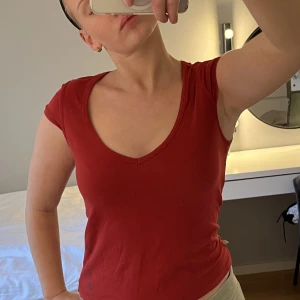 Röd tshirt - Röd tshirt från north sails, köp på sellpy men aldrig kommit till användning. Fint skick!👚köparen står för frakten