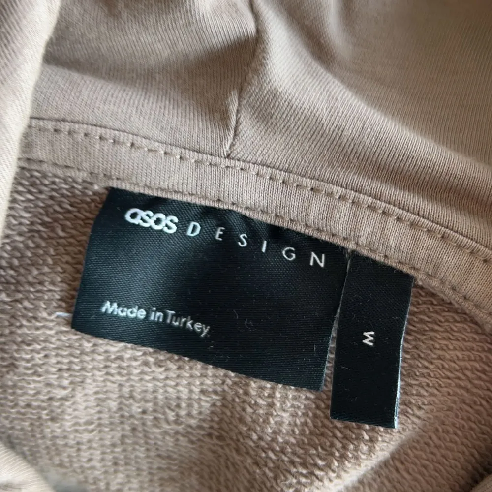 Ljusbrun hoodie från asos med texten ”keep it sweet” på ryggen, använd max 1 gång💕. Hoodies.