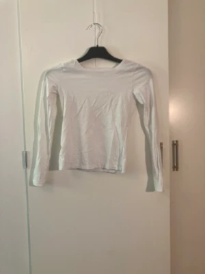 Tröja - Jättefin vit tröja, senast använd för några månader sedan. Säljer för att den er för liten! 