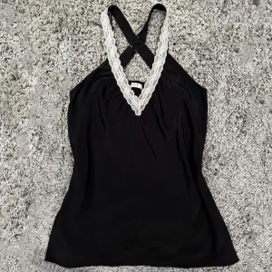 Svart linne med vit detalj 🖤🤍 - Svart linne med vit spets på banden.🤍 Passar för både uppklätt och vardagligt. Är tyvärr för liten för mig så har inga bilder med den på. 🥲