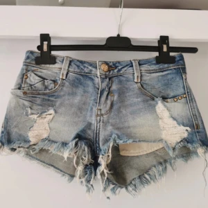 Lågmidjade jeansshorts - As coola lågmidjade jeansshorts som är för små för mig🥲☀️
