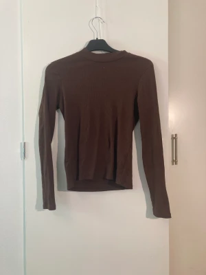 Polo - Brun pola tröja, köpt i julas . Säljer för att jag inte använder den. 