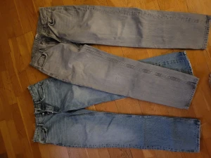 Jeans från Zara och Gina Tricot  - Gråa jeans från Gina Tricot i stl 38. Blåa jeans från Zara i stl 38. Båda i fint skick. Det gråa paret har en liten lagning på ena knät, se bild.