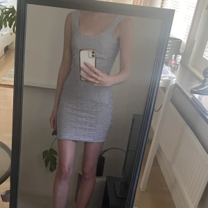 Festklänning i skönt material - En snygg festklänning i väldigt skönt och stretchigt material. Storlek XS och cirka 77 cm lång.