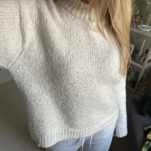 Stickad tröja  - Köptes i vintras men kommer ej till användning längre💗 Storlek Xs men skulle även passa S och M💗 Perfekt till en kylig sommarkväll💗💗