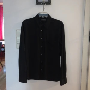 Svart skjorta polyester  - Skön svart skjorta i polyester  Storlek L 