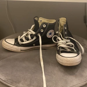 Converse i storlek 36 - Säljer mina svarta chuck Taylor Converse i storlek 36 eftersom de blivit för små för mig. 