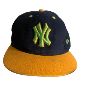 New yankees keps - En fet New yankees keps är i bra skick äkta säljer den för den är inte riktigt min stil skriv om ni undrar över något 