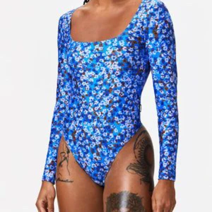 Stronger body blommig strlk small - Helt ny Stretchig body i strlk small. Endast provad. 