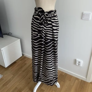Vida byxor st 36, H&M - Vida sommarbyxor St 36