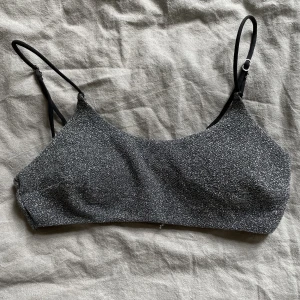 Glittrig bikini - Så fin glittrig bikini från hm. Jättefint skick men några enstaka trådar har sticker ut på vissa ställen men märks knappast(se bild 3)💕