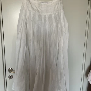 Vit långkjol - Vit långkjol från zara i perfekt skick. Storlek M. Nypris 699kr, pris kan diskuteras vid snabb affär🌸💕